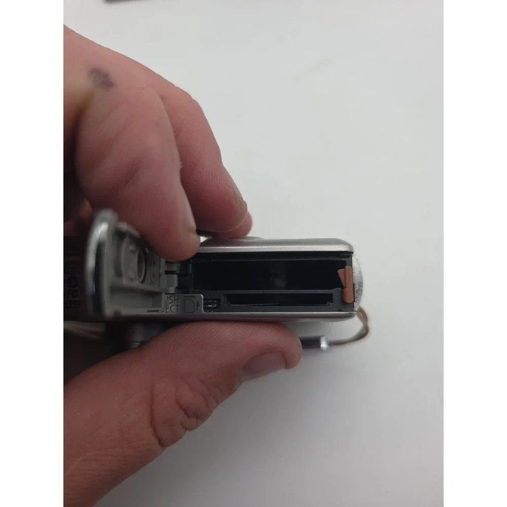 FOR PARTS/REPAIR - Canon PowerShot SD400 Digital ELPH Camera 5.0MP Silver